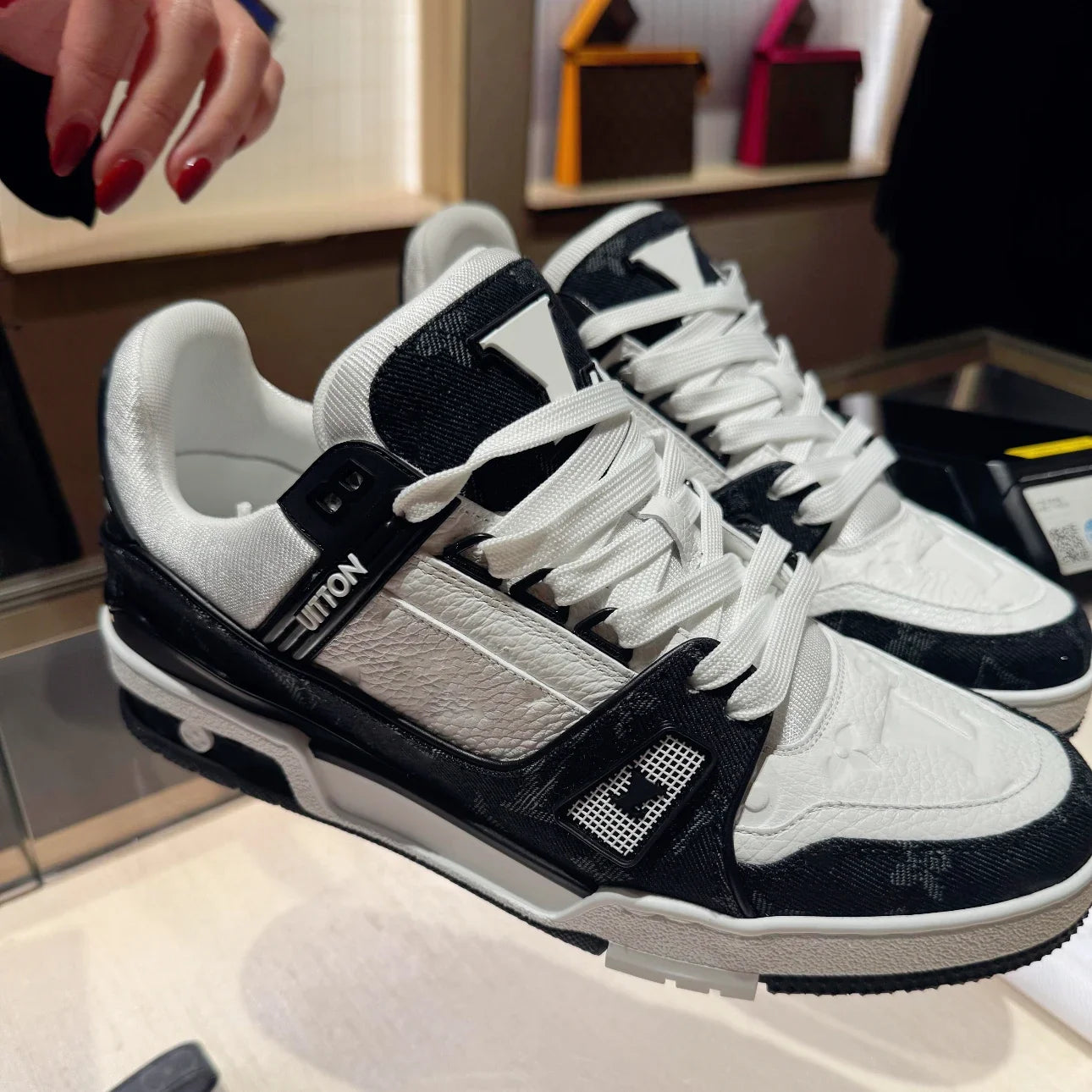 French High-end Design Fashionable Men's Sneakers - Luxurious and Trendy Trainers with Low Heel and Printed Design for Women